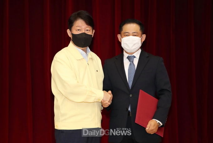 정해용 신임 대구시 경제부시장이 8일 임용장을 권영진 시장으로부터 받고 있다. (사진=대구시 제공)