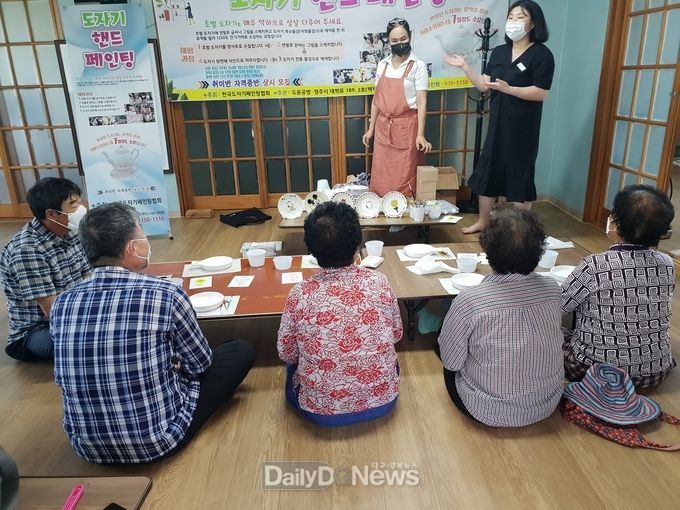 도자기 공예 수업을 받고 있는 개단4리 보듬마을 어르신들