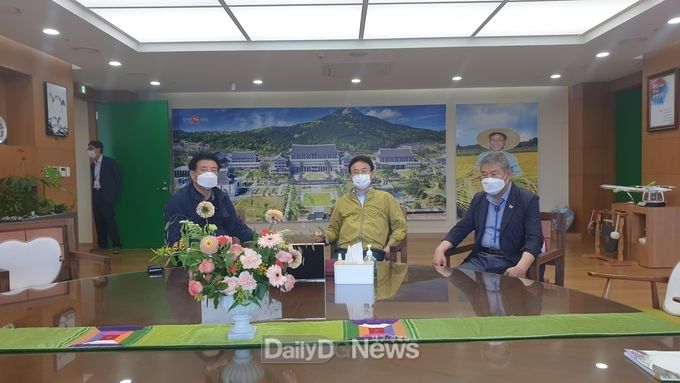 군위군 대구광역시 편입추진 특별위원회 박운표 위원장, 이철우 경북도지사 면담 통해 대구편입추진 촉구