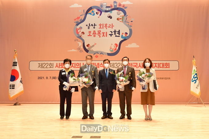 이승부 천봉산요양원장(오론쪽에서 두 번째) 국민포장 수상