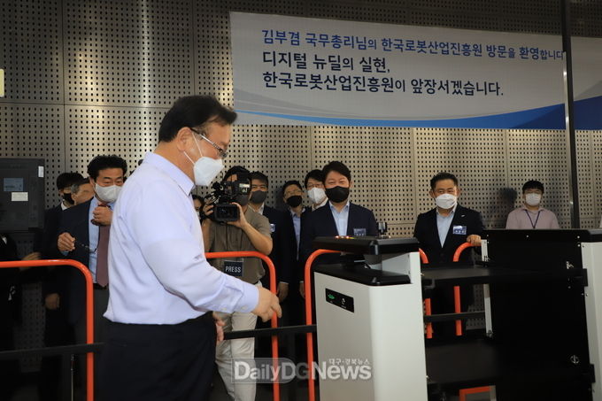 김부겸 국무총리가 9일 한국로봇산업진흥원을 방문하고 직접 로봇 시연을 살펴보고 있다. (사진=이준호 기자)