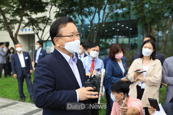 김부겸 국무총리가 9일 한국로봇산업진흥원을 방문하고 지역 현안에 대한 의견을 밝히고 있다. (사진=이준호 기자) 
