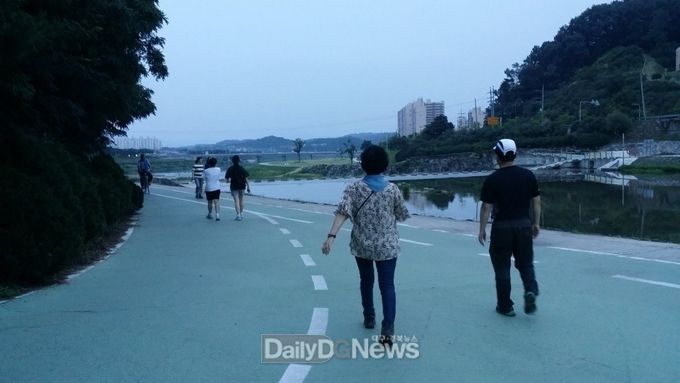 영주시, 모바일 앱을 활용한 하반기 ‘1일1만보 건강걷기’ 참가자 모집 (건강걷기 하는 있는 장면)