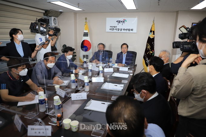 홍준표 국민의힘 대선 경선 후보가 10일 대구 서문시장을 찾아 이재명 지사를 '경기도 차베스'라고 비판하고 있다. (사진=이준호 기자)