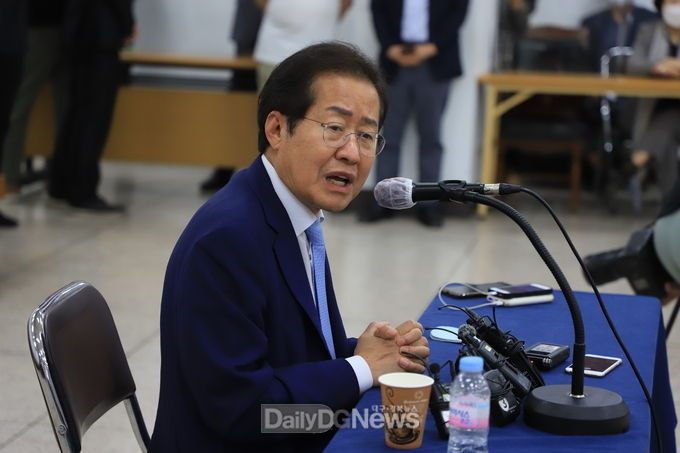 홍준표 국민의힘 대선 경선 후보가 10일 국민의힘 대구시당에서 기자간담회를 가지고 있다. (사진=이준호 기자)