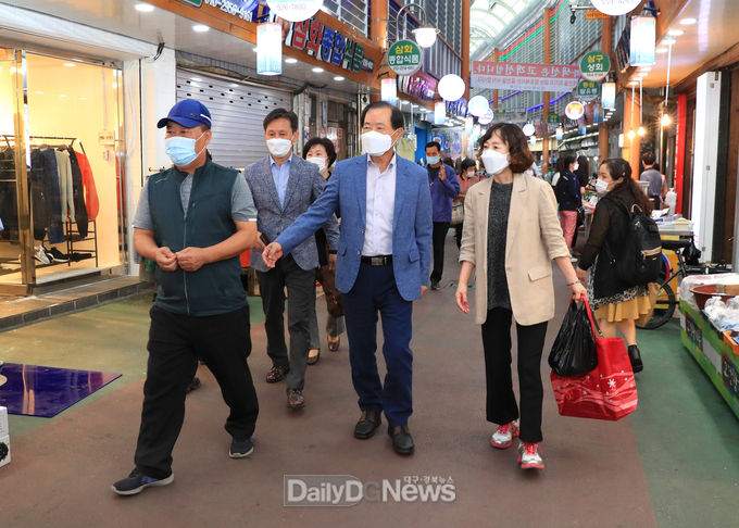 류한국 서구청장이 추석맞이 전통시장 장보기를 하고 있다. (사진=서구청 제공)