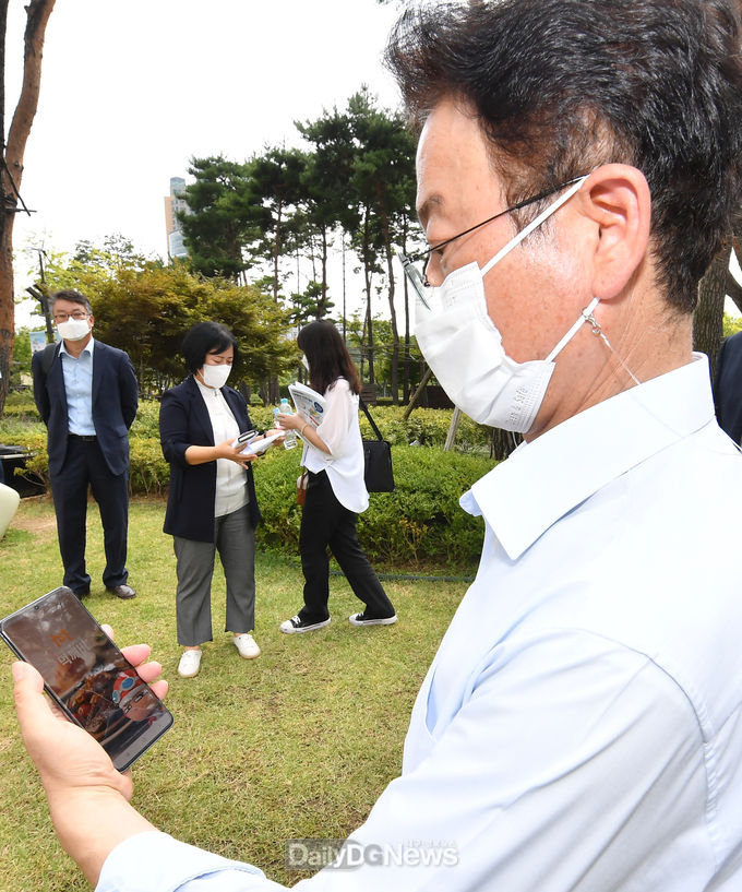 이철우 지사가 지난 9일 경북 공공배달앱 공식 오픈 일에 맞춰 직접 치킨을 주문해하고 있다.