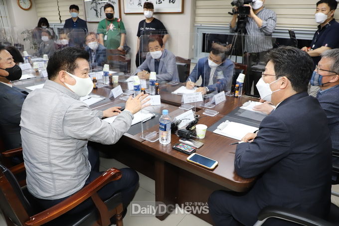 유승민 국민의힘 대선경선 후보가 13일 대구 서문시장 상인들과 간담회에서 류규하 중구청장의 말에 귀 기울이고 있다. (사진=이준호 기자)