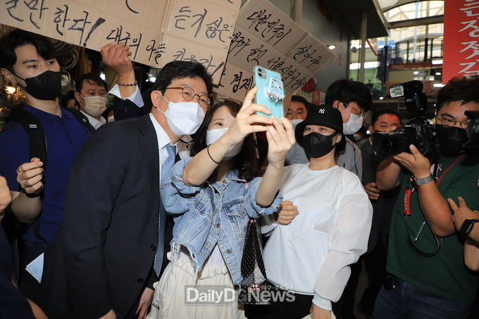 유승민 국민의힘 대선경선 후보가 13일 대구 서문시장에서 지지자들과 기념촬영을 하고 있다. (사진=이준호 기자)