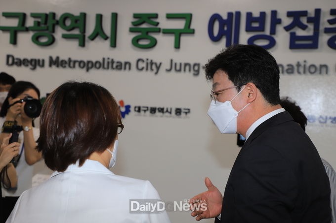 유승민 국민의힘 대선경선 후보가 13일 계명대학교 대구동산병원에 설치된 대구 중구 예방접종센터를 방문하고 있다. (사진=이준호 기자)