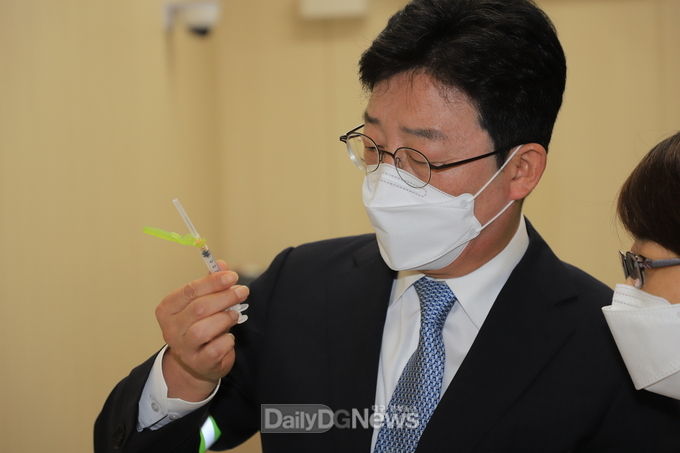유승민 국민의힘 대선경선 후보가 13일 계명대학교 대구동산병원에 설치된 코로나19 예방접종센터에서 코로나19 주사기를 살펴보고 있다. (사진=이준호 기자)