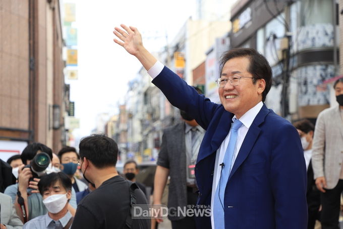 홍준표 국민의힘 대선 경선 후보가 13일 대구 동성로에서 ‘TK 재도약 5대 공약’을 발표하고 지지자들에게 손을 흔들고 있다. (사진=이준호 기자)