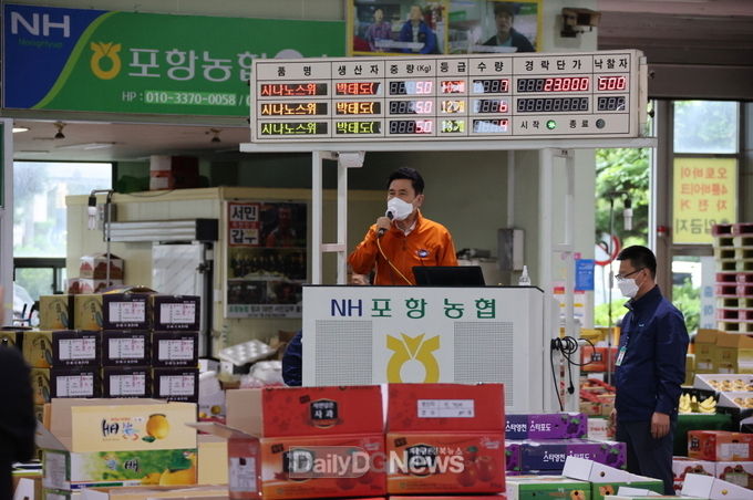  이강덕 포항시장, 추석 앞두고 농산물도매시장 찾아 유통 종사자 노고 격려
