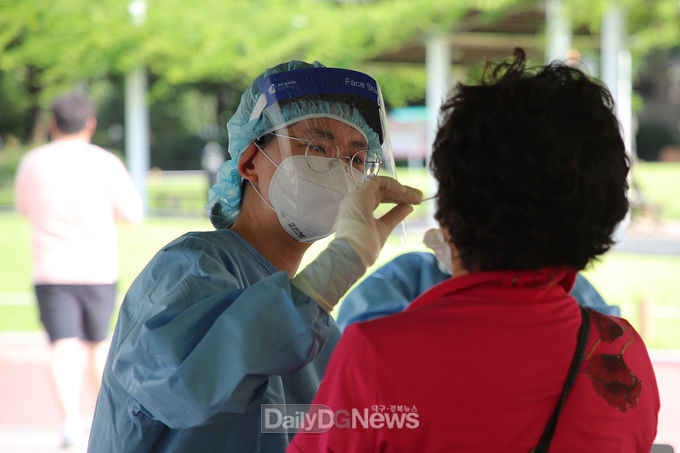 코로나19 임시선별검사소 검체 채취 장면. (사진=대구시 제공)