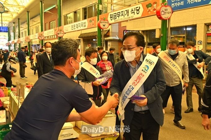 상인들을 격려하는 엄태항 봉화군수