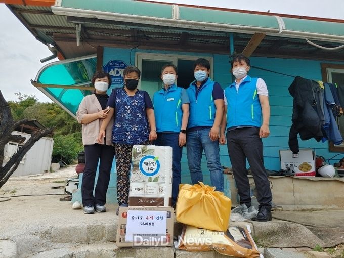 취약계층 가구를 방문해 위문품을 전달한 봉화군공무원노조