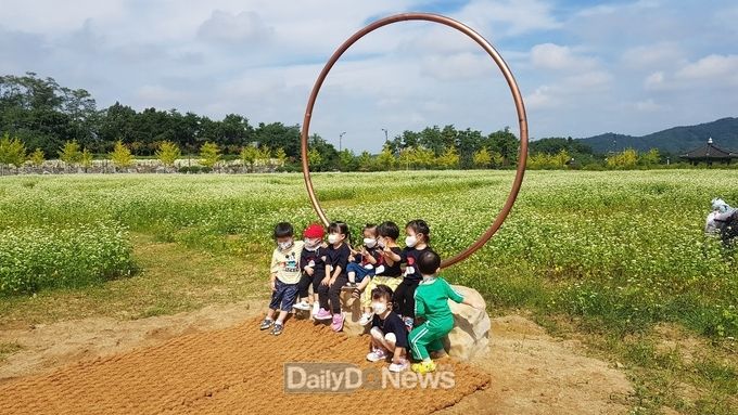 월영교 원이엄마 테마길과 연계한 미투리(원이엄마 일화)조형물 설치