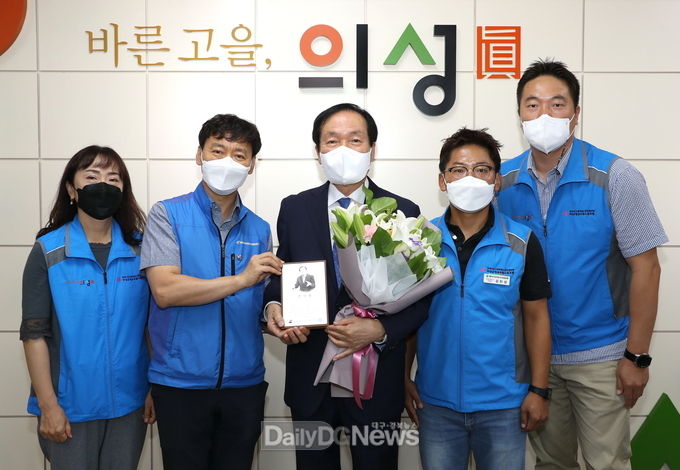 김주수 의성군수, 전국시군구공무원노동조합연맹으로부터 감사패 받아