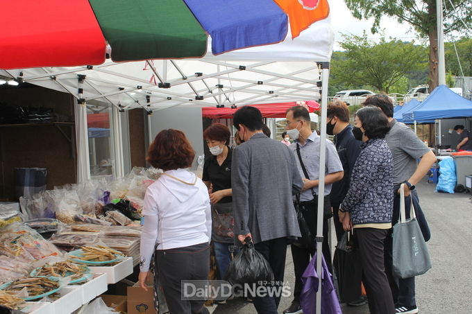 건어물 구매하는 장동희 대표이사(왼쪽에서 세 번째)와 재단 직원들