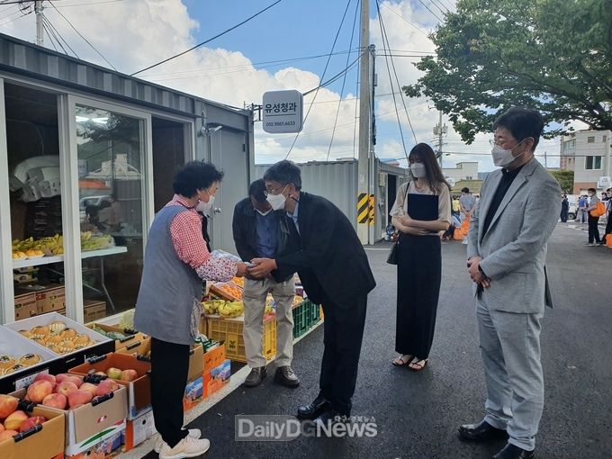 김한식 대구‧경북지방중소벤처기업청장이 15일 경북 영덕시장 임시시장에서 추석맞이 전통시장 장보기 행사에 참여하고 있다. (사진=대경중기청 제공) 