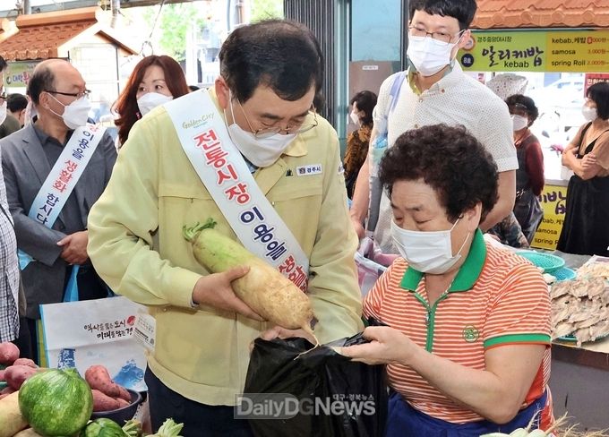 주낙영 경주시장 민생 행보... 추석장 보러 전통시장 찾아