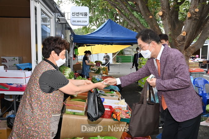 경북교육청, 영덕 임시시장에서 추석맞이 장보기 행사 개최