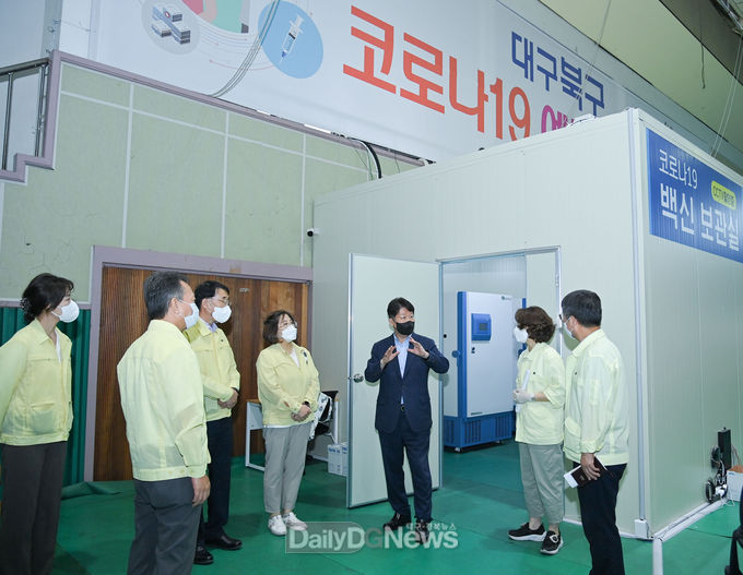 권영진 대구시장이 16일 북구 코로나19 예방접종센터를 방문하고 있다. (사진=대구시 제공)