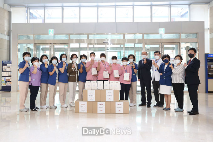 계명대학교는 지난 16일 추석을 맞아 코로나19로 인해 수고하고 있는 의료진들을 위해 (사)계명1%사랑나누기 기금으로 위문물품을 전달했다. (사진=계명대 제공)