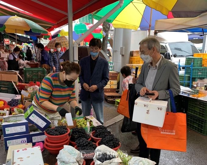 경북바이오산업연구원, 지역 경제 회복 위한 전통시장 장보기 행사 개최