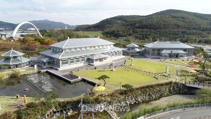 경주 동궁원 추석연휴 한복 입은 방문객 식물원 무료입장 이벤트 진행