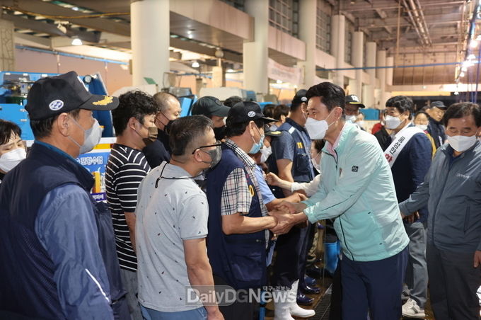 이강덕 포항시장 추석을 맞아 새벽을 여는 수산물 위판장 방문