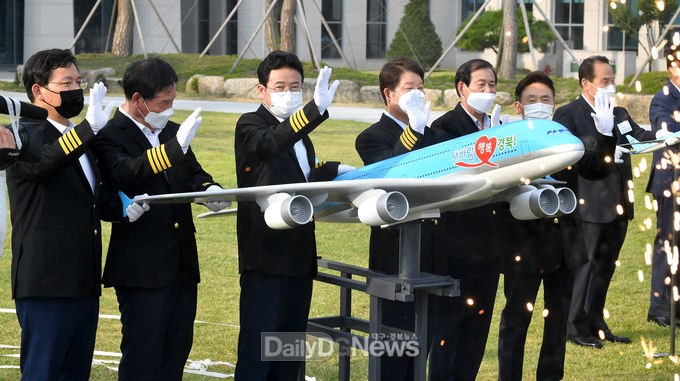 경상제공) 사진은 신공항 조형물 제막식 장면