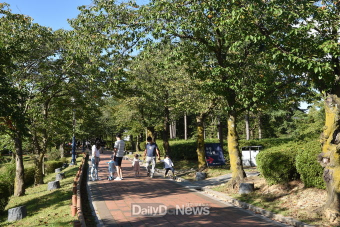경주를 찾은 가족들이 보문산책로에서 산책을 즐기고 있다.