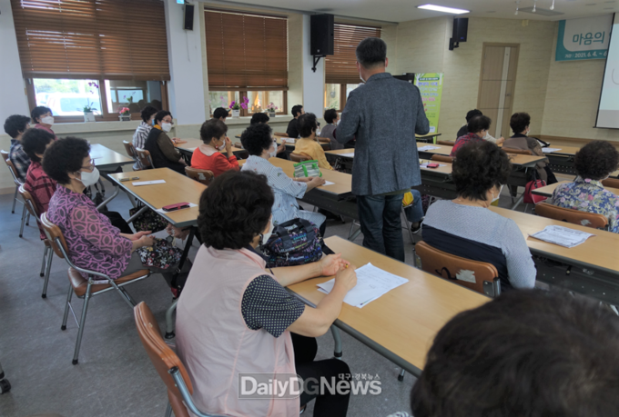 도서관 상주작가‘이우상’소설가와 함께하는 ‘상주작가 시네마살롱’운영