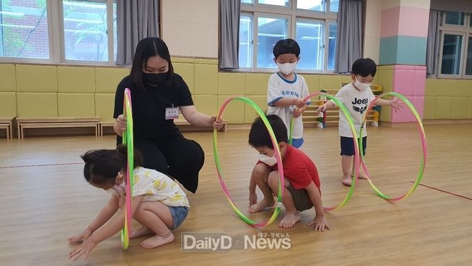 한실초병설유치원 원아와 대학생 자원봉사자가 체육활동하는 모습. (사진=대구시교육청 제공)