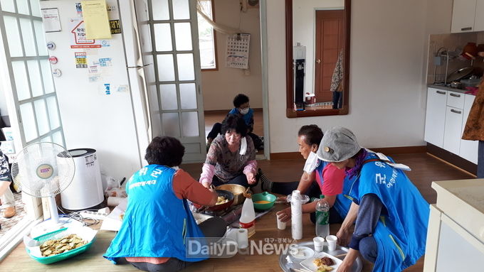 소외계층에게 추석맞이 행복 음식 전달