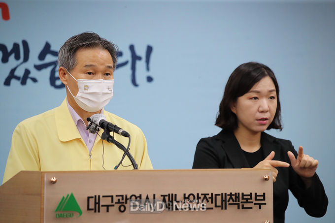 채홍호 대구시 부시장이 24일 대구시청 2층 상황실에서 코로나19 발생 현황 및 방역대책 관련 언론 브리핑을 하고 있는 모습. (사진=대구시 제공)