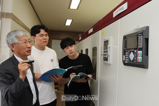구미대학교 전기에너지과 서영택 교수가 수변전 설비에 대해 학생들에게 설명하고 있다.