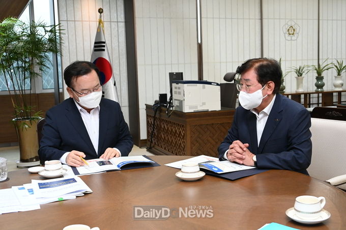 권영세 안동시장(사진 오른쪽) 김부겸 국무총리 만나 지역 현안사항 건의