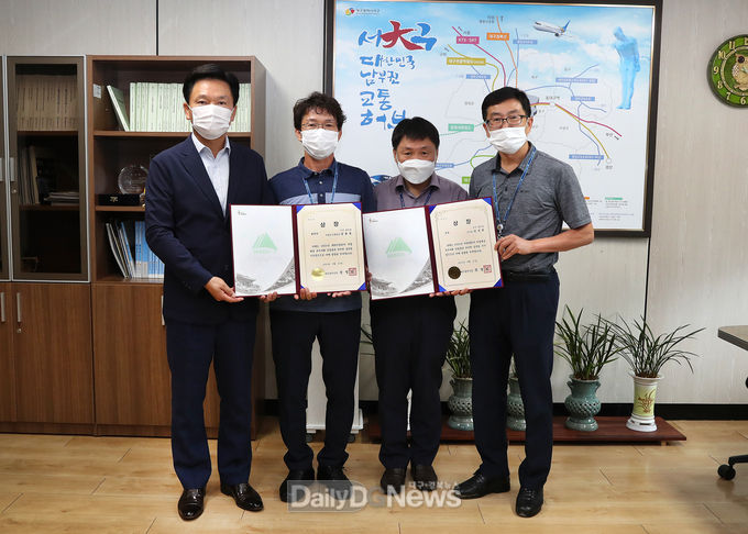 대구 서구청은 대구시 주관 2021년도 지방재정 우수사례에서 최우수상과 우수상을 수상하고 기념촬영을 하고 있다. (사진=서구청 제공)