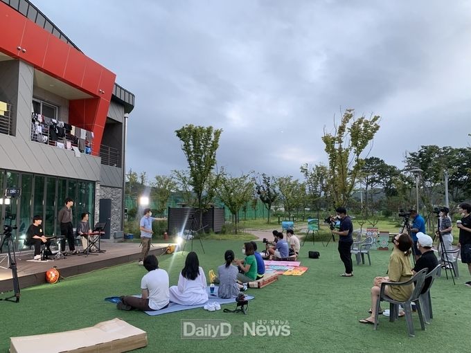 한달 영덕살기 2차 간담회 참가팀 공연사진