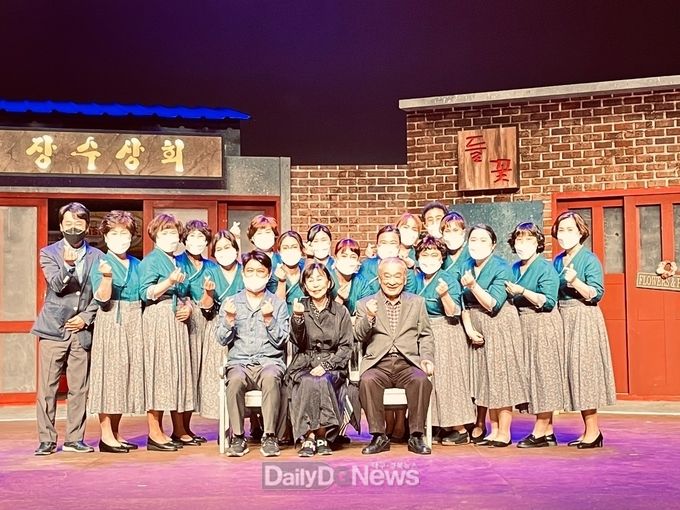 연극 장수상회 군수 및 하우스어셔 기념촬영