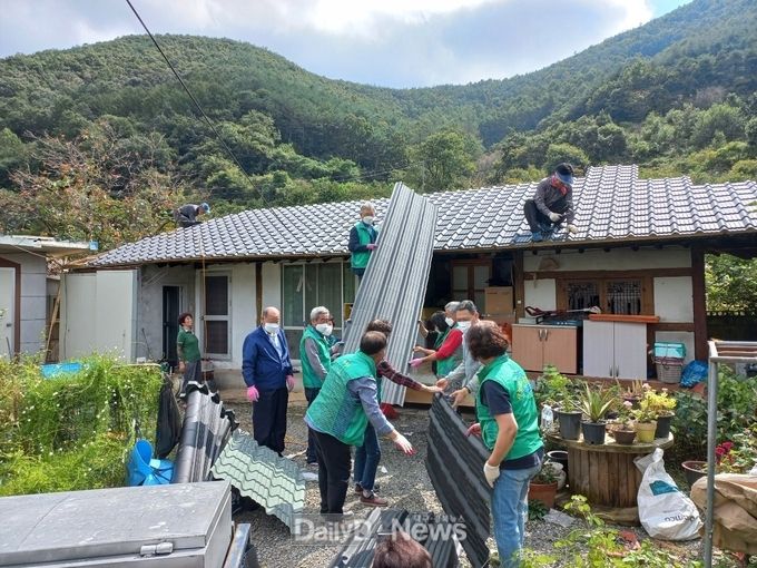 매전면 새마을 3단체 “사랑의 집 고치기” 봉사