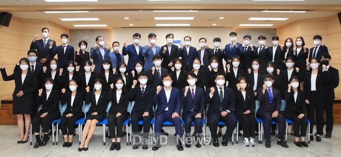 대구 수성구(구청장 김대권)는 9월 30일 구청 대강당에서 10월 1일자 인사발령을 실시하고 기념촬영 하고 있다. (사진=수성구청 제공) 