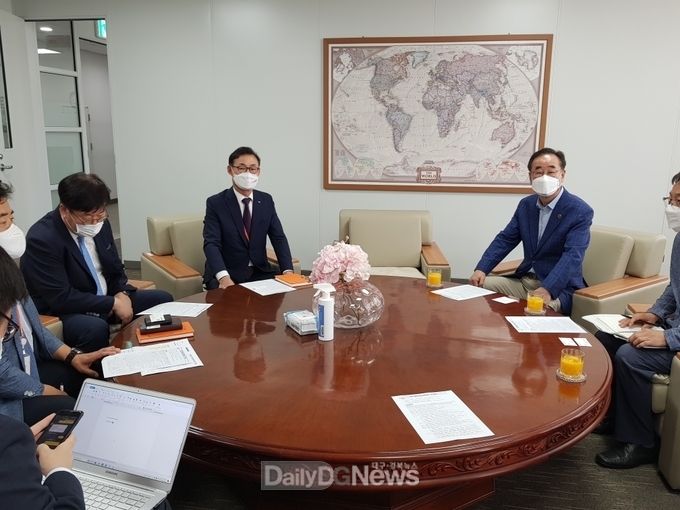 장세용 구미시장이 한국식품연구원 경북본부을 구미에 설립하기 위해 9월 30일 백형희 한국식품연구원장을 만나 한국식품연구원 경북본부 설립에 따른 현안사항에 대해 논의하고 있다.