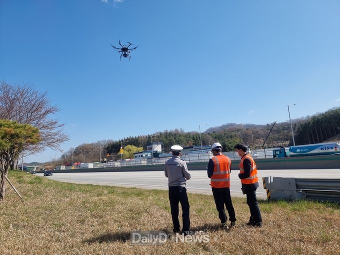 합동단속팀이 드론을 활용해 법규 위반차량을 집중 단속 중이다.