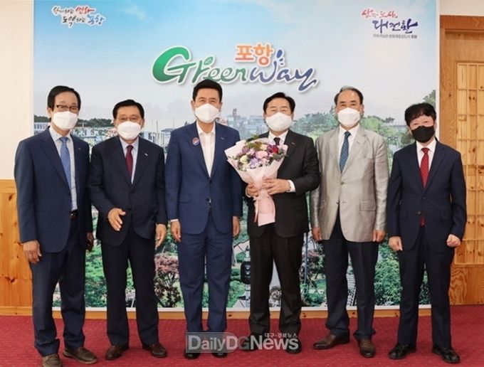 중소기업 중앙회장, 포항시에 협동조합 육성 및 지원에 따라 감사패 전달