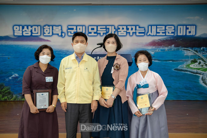 왼쪽부터 영덕군여성단체협의회 신정희 회장, 이희진 영덕군수, 양성평등 부문 수상자 최수양님, 장계향 부문 수상자 김호진님.