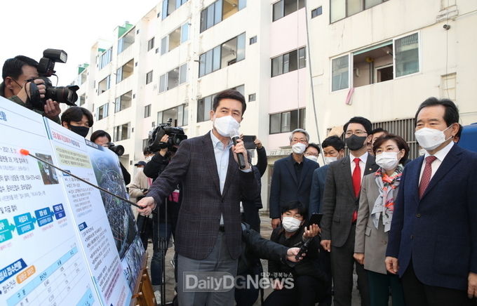 2020년 11월 한미장관맨션에서 국무총리에게 공동주택 피해지원을 요청 중인 이강덕 포항시장