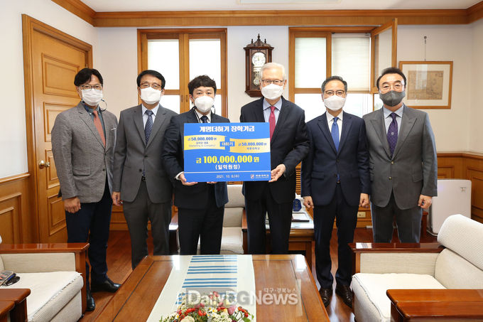 김석규 동문이 모교인 계명대학교에 장학금 5000만 원을 기부하고 있다. (왼쪽부터 계명대 김영규 경영대부학장, 홍관수 경영대학장, 김석규 대표, 신일희 총장, 하영석 경영부총장, 백순현 대외협력처장)
